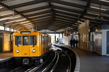 Sarı Tramvay, Berlin 'de U-Bahn treni. Nakliye aracı siyah beyaz renk.
