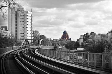 Berlin 'de U-Bahn treni siyah beyaz renk taşımaktadır.