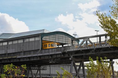 Sarı Tramvay, Berlin 'de U-Bahn treni. Nakliye aracı siyah beyaz renk.