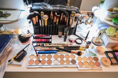 Makyaj seti, makyaj masası Ayna