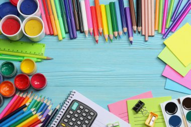okul ve ofis malzemeleri. okul arka plan. renkli kalemler, kalem, ağrıları, kağıt, okul ve öğrenci eğitim mavi ahşap zemin üzerinde. Üstten Görünüm