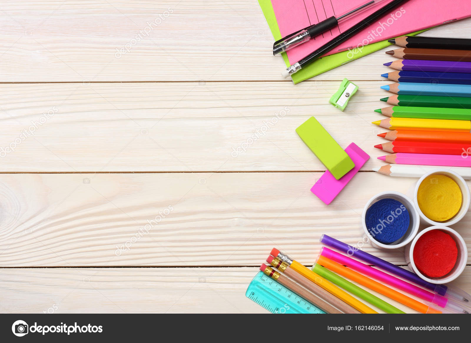 Skole- og kontorartikler. skolebaggrund. farvede blyanter, pen, papir til skole og studerende uddannelse på hvid træ baggrund. topvisning — Stock-foto © muslimova_tv@mail.ru