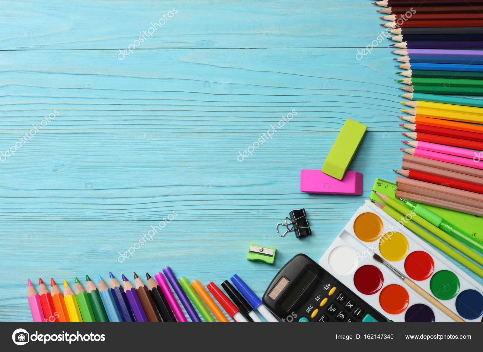 Articoli per ufficio e scuola Priorit  bassa del banco Matite colorate penna dolori carta per educazione scuola e studente su fondo di legno blu vista