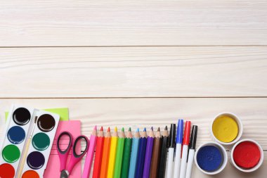 okul ve ofis malzemeleri. okul arka plan. renkli kalemler, kalem, ağrıları, kağıt, okul ve öğrenci eğitim Beyaz ahşap zemin üzerinde. Üstten Görünüm