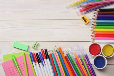 okul ve ofis malzemeleri. okul arka plan. renkli kalemler, kalem, ağrıları, kağıt, okul ve öğrenci eğitim Beyaz ahşap zemin üzerinde. Üstten Görünüm