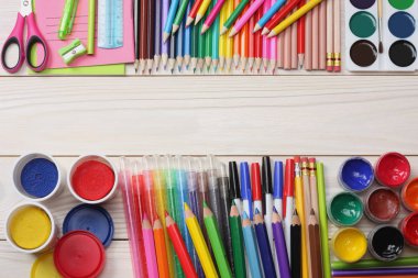 okul ve ofis malzemeleri. okul arka plan. renkli kalemler, kalem, ağrıları, kağıt, okul ve öğrenci eğitim Beyaz ahşap zemin üzerinde. Üstten Görünüm