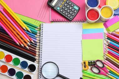 okul ve ofis malzemeleri. okul arka plan. renkli kalemler, kalem, ağrıları, kağıt, okul ve öğrenci eğitim mavi ahşap zemin üzerinde. Üstten Görünüm