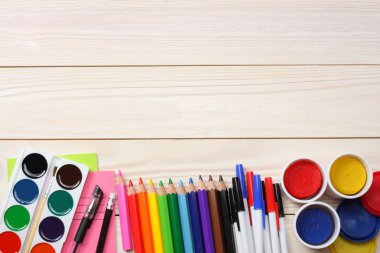 okul ve ofis malzemeleri. okul arka plan. renkli kalemler, kalem, ağrıları, kağıt, okul ve öğrenci eğitim Beyaz ahşap zemin üzerinde. Üstten Görünüm