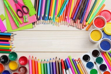 okul ve ofis malzemeleri. okul arka plan. renkli kalemler, kalem, ağrıları, kağıt, okul ve öğrenci eğitim Beyaz ahşap zemin üzerinde. Üstten Görünüm
