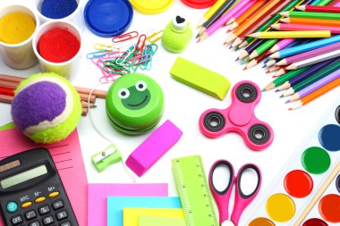 okul ve ofis malzemeleri. okul arka plan. renkli kalemler, kalem, ağrıları, kağıt, okul ve öğrenci eğitim beyaz arka plan üzerinde izole. Üstten Görünüm