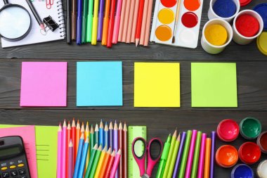 okul ve ofis malzemeleri. okul arka plan. renkli kalemler, kalem, ağrıları, kağıt, okul ve öğrenci eğitim koyu ahşap zemin üzerinde. Üstten Görünüm