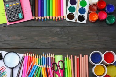 okul ve ofis malzemeleri. okul arka plan. renkli kalemler, kalem, ağrıları, kağıt, okul ve öğrenci eğitim koyu ahşap zemin üzerinde. Üstten Görünüm