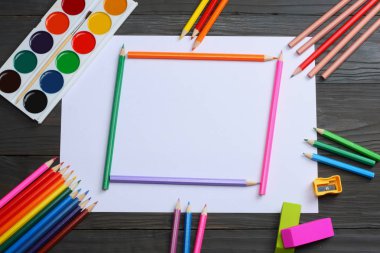 okul ve ofis malzemeleri. okul arka plan. renkli kalemler, kalem, ağrıları, kağıt, okul ve öğrenci eğitim koyu ahşap zemin üzerinde. Üstten Görünüm