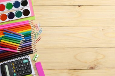 okul ve ofis malzemeleri. okul arka plan. renkli kalemler, kalem, ağrıları, kağıt, okul ve öğrenci eğitim ahşap arka plan üzerinde. Üstten Görünüm