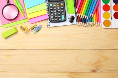 okul ve ofis malzemeleri. okul arka plan. renkli kalemler, kalem, ağrıları, kağıt, okul ve öğrenci eğitim ahşap arka plan üzerinde. Üstten Görünüm
