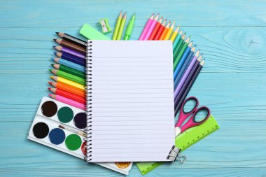 okul ve ofis malzemeleri. okul arka plan. renkli kalemler, kalem, ağrıları, kağıt, okul ve öğrenci eğitim mavi ahşap zemin üzerinde. Üstten Görünüm