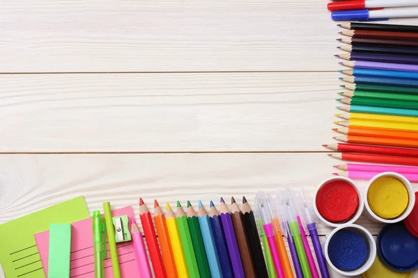 okul ve ofis malzemeleri. okul arka plan. renkli kalemler, kalem, ağrıları, kağıt, okul ve öğrenci eğitim Beyaz ahşap zemin üzerinde. Üstten Görünüm