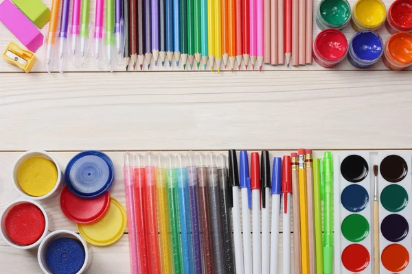 okul ve ofis malzemeleri. okul arka plan. renkli kalemler, kalem, ağrıları, kağıt, okul ve öğrenci eğitim Beyaz ahşap zemin üzerinde. Üstten Görünüm