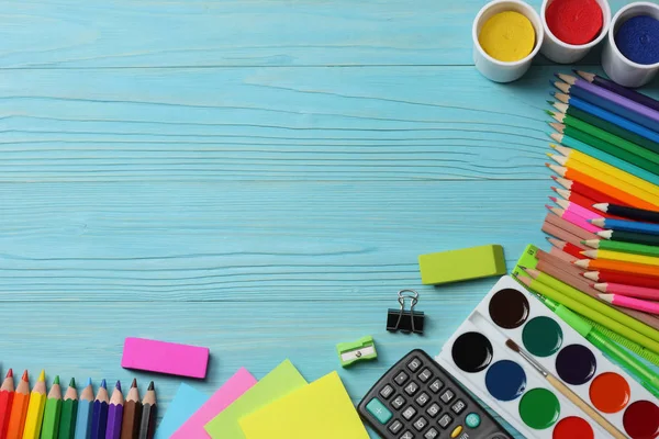 okul ve ofis malzemeleri. okul arka plan. renkli kalemler, kalem, ağrıları, kağıt, okul ve öğrenci eğitim mavi ahşap zemin üzerinde. Üstten Görünüm