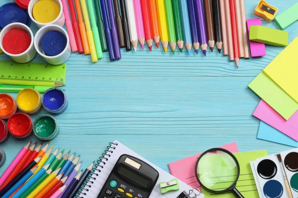 okul ve ofis malzemeleri. okul arka plan. renkli kalemler, kalem, ağrıları, kağıt, okul ve öğrenci eğitim mavi ahşap zemin üzerinde. Üstten Görünüm