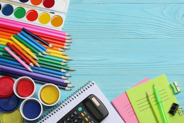 okul ve ofis malzemeleri. okul arka plan. renkli kalemler, kalem, ağrıları, kağıt, okul ve öğrenci eğitim mavi ahşap zemin üzerinde. Üstten Görünüm
