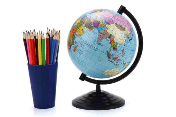 Globe avec crayons de couleur isolés sur blanc. contexte scolaire . — Photo