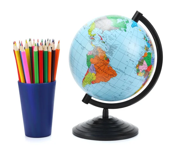 Globe avec crayons de couleur isolés sur blanc. contexte scolaire . — Photo