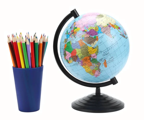 Globe avec crayons de couleur isolés sur blanc. contexte scolaire . — Photo