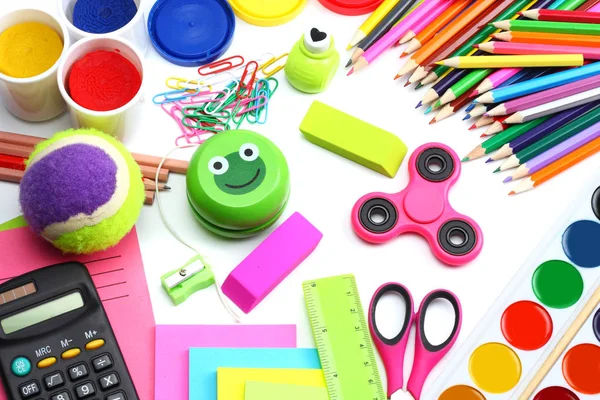 okul ve ofis malzemeleri. okul arka plan. renkli kalemler, kalem, ağrıları, kağıt, okul ve öğrenci eğitim beyaz arka plan üzerinde izole. Üstten Görünüm