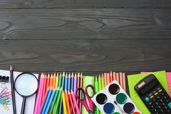 okul ve ofis malzemeleri. okul arka plan. renkli kalemler, kalem, ağrıları, kağıt, okul ve öğrenci eğitim koyu ahşap zemin üzerinde. Üstten Görünüm