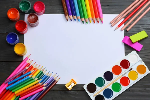 okul ve ofis malzemeleri. okul arka plan. renkli kalemler, kalem, ağrıları, kağıt, okul ve öğrenci eğitim koyu ahşap zemin üzerinde. Üstten Görünüm