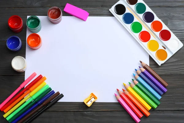 okul ve ofis malzemeleri. okul arka plan. renkli kalemler, kalem, ağrıları, kağıt, okul ve öğrenci eğitim koyu ahşap zemin üzerinde. Üstten Görünüm