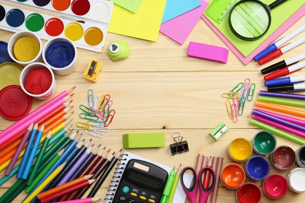 okul ve ofis malzemeleri. okul arka plan. renkli kalemler, kalem, ağrıları, kağıt, okul ve öğrenci eğitim ahşap arka plan üzerinde. Üstten Görünüm