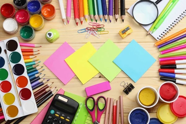 okul ve ofis malzemeleri. okul arka plan. renkli kalemler, kalem, ağrıları, kağıt, okul ve öğrenci eğitim ahşap arka plan üzerinde. Üstten Görünüm