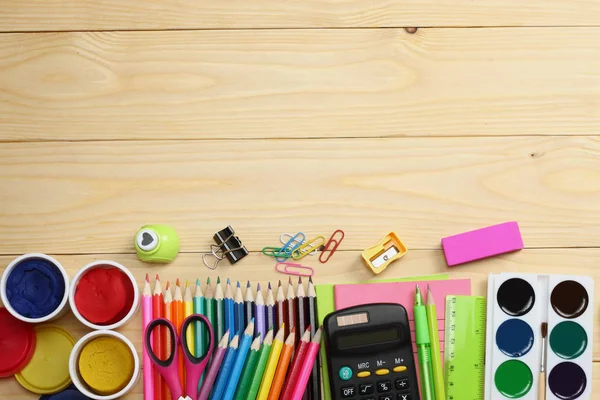 okul ve ofis malzemeleri. okul arka plan. renkli kalemler, kalem, ağrıları, kağıt, okul ve öğrenci eğitim ahşap arka plan üzerinde. Üstten Görünüm
