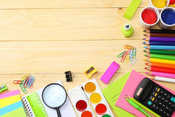 okul ve ofis malzemeleri. okul arka plan. renkli kalemler, kalem, ağrıları, kağıt, okul ve öğrenci eğitim ahşap arka plan üzerinde. Üstten Görünüm