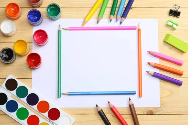 okul ve ofis malzemeleri. okul arka plan. renkli kalemler, kalem, ağrıları, kağıt, okul ve öğrenci eğitim ahşap arka plan üzerinde. Üstten Görünüm