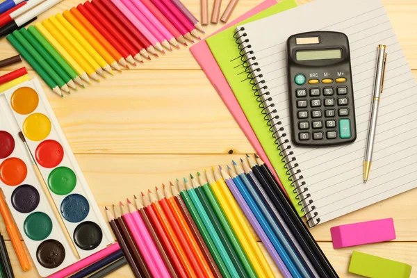 okul ve ofis malzemeleri. okul arka plan. renkli kalemler, kalem, ağrıları, kağıt, okul ve öğrenci eğitim ahşap arka plan üzerinde. Üstten Görünüm