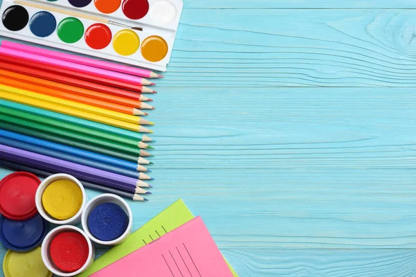 okul ve ofis malzemeleri. okul arka plan. renkli kalemler, kalem, ağrıları, kağıt, okul ve öğrenci eğitim mavi ahşap zemin üzerinde. Üstten Görünüm