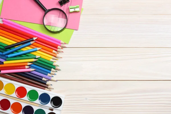 okul ve ofis malzemeleri. okul arka plan. renkli kalemler, kalem, ağrıları, kağıt, okul ve öğrenci eğitim Beyaz ahşap zemin üzerinde. Üstten Görünüm