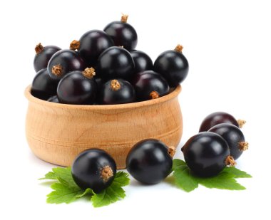 ahşap kase yeşil yaprak üzerinde beyaz izole Siyah frenk üzümü