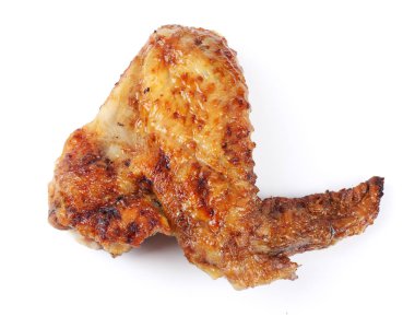 Izgara tavuk kanadı üzerinde beyaz izole