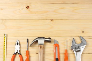 Endüstriyel araçlar kopya alanı ile ışık ahşap zemin üzerinde. Üstten Görünüm. Araçlar doku