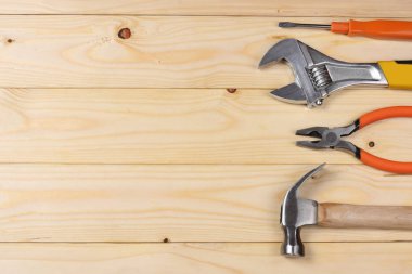 Endüstriyel araçlar kopya alanı ile ışık ahşap zemin üzerinde. Üstten Görünüm. Araçlar doku