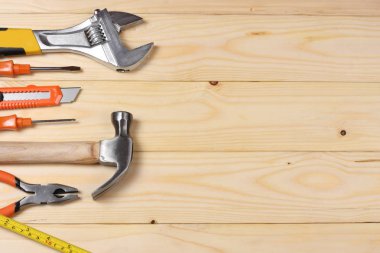 Endüstriyel araçlar kopya alanı ile ışık ahşap zemin üzerinde. Üstten Görünüm. Araçlar doku