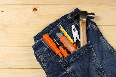 Endüstriyel araçlar kopya alanı ile ışık ahşap zemin üzerinde. Üstten Görünüm. Araçlar doku