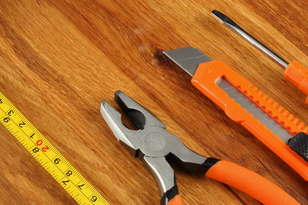 metal ve ahşap mekanik temizliği için yuvarlak metal tel fırça aracıyla ahşap arka plan ışık ve pas kaldırmak. Araçlar arka plan