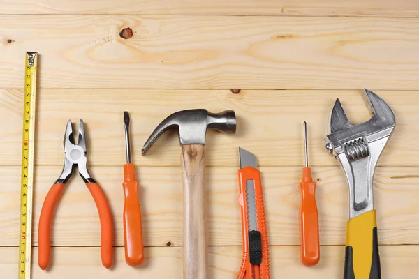 Endüstriyel araçlar kopya alanı ile ışık ahşap zemin üzerinde. Üstten Görünüm. Araçlar doku