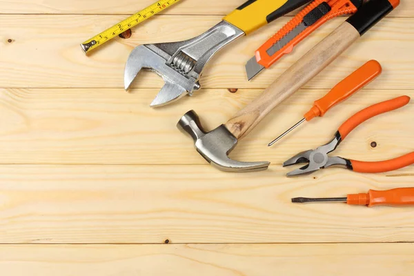 Βιομηχανικά εργαλεία σε ελαφριά ξύλινα φόντο με αντίγραφο χώρου. το Top view. εργαλεία υφή — Φωτογραφία Αρχείου