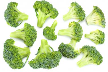 Brokoli beyaza izole edilmiş.